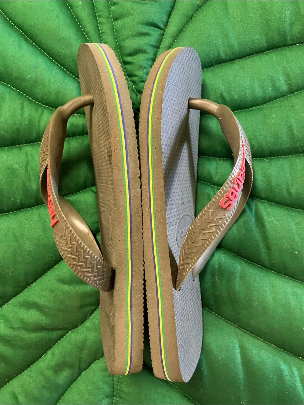 NWOT Havaianas kids sandals / slippers grey. Size 3/4 big kid.